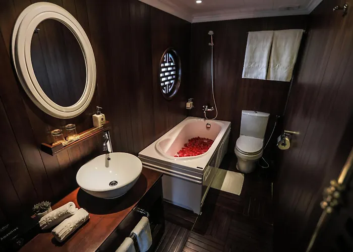 Bhaya Cruises Hạ Long