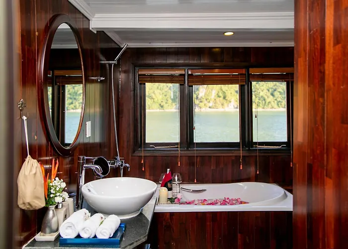 Bhaya Cruises Hạ Long