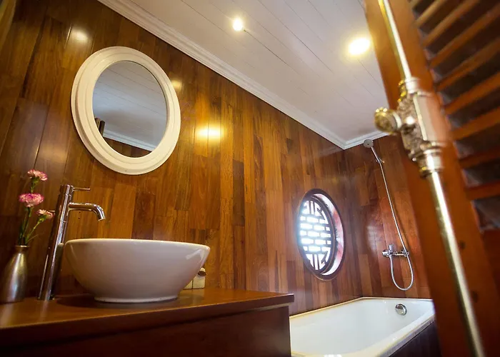Bhaya Cruises  Hạ Long